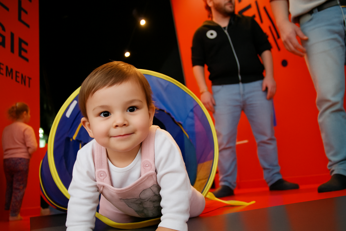 Enfant curieux dans un tunnel__endoftext__.png