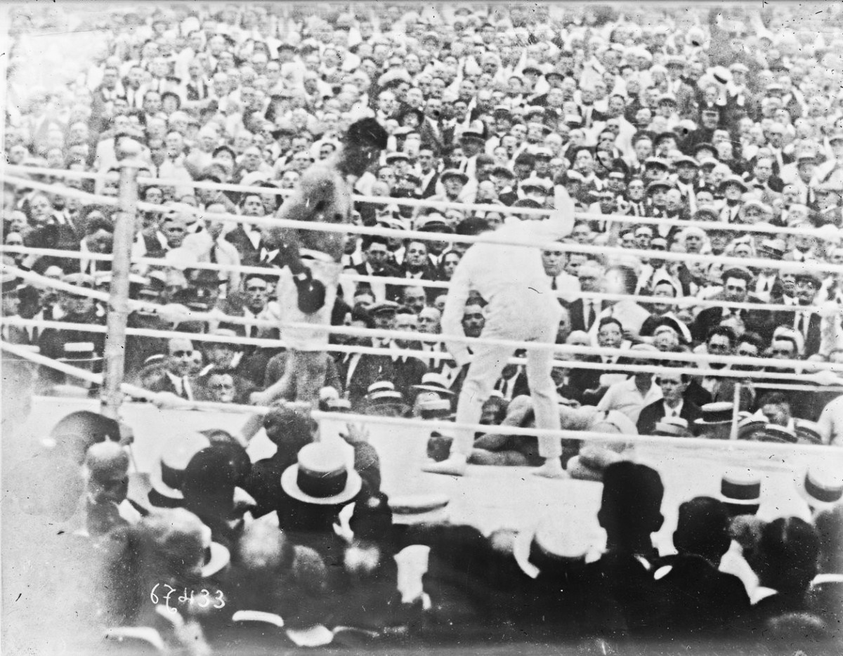 Match_Carpentier-Dempsey_[Carpentier_à_terre_[...]Agence_Rol_btv1b53068004m_1.jpg